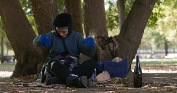 Porträt Einer Betrunkenen Obdachlosen Die Unter Einem Baum Stadtpark Sitzt — Stockvideo