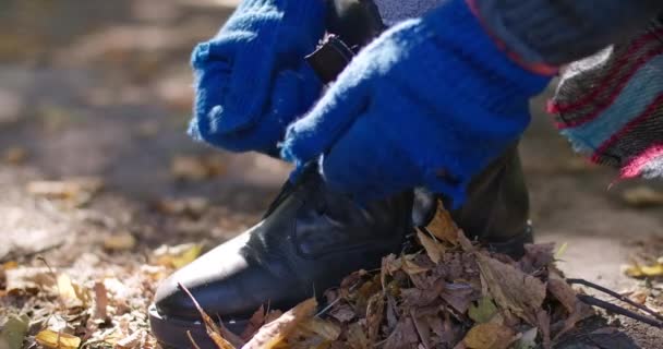 Sidovy Svart Läderstövel Med Händer Hemlös Kvinna Knyta Skosnören Lämnar — Stockvideo