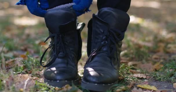 Безпритульний Піднімає Шкарпетки Стоячи Надворі Передньому Плані Ноги Невпізнаної Кавказької — стокове відео
