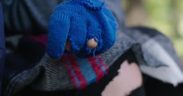 Mâna Apropiată Unei Persoane Fără Adăpost Nerecunoscut Mănuşi Rupte Albastru — Videoclip de stoc