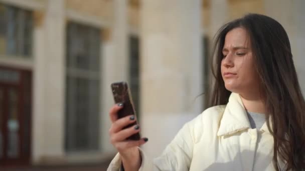 시가지에 스마트 스크린을 검색하는 걱정하는 여성의 휴대폰 연결이 — 비디오