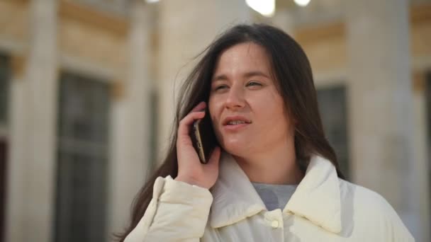 Vista Frontal Retrato Jovem Mulher Confiante Falando Telefone Cidade Urbana — Vídeo de Stock