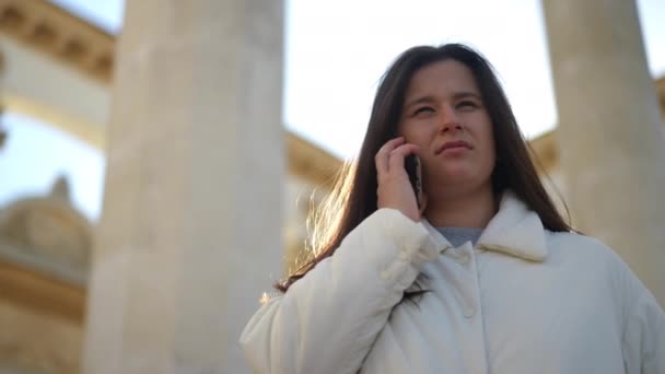 Mulher Concentrada Ouvindo Interlocutor Segurando Telefone Ouvido Livre Câmera Vivo — Vídeo de Stock