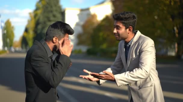 Πλευρική Άποψη Ανησυχούν Μέση Ανατολή Άνδρες Μιλάμε Gesturing Στέκεται Στην — Αρχείο Βίντεο