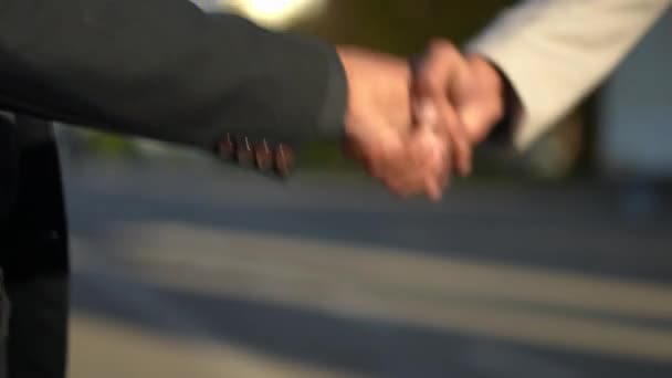 Egy Közeli Kézfogás Két Közel Keleti Fiatalembertől Öltönyben Napsütésben Város — Stock videók