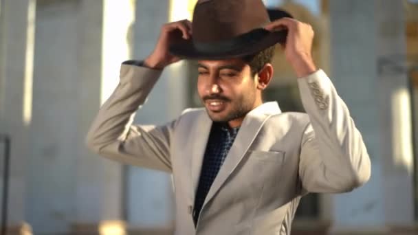 Homme Moyen Orient Costume Portant Chapeau Regardant Caméra Avec Sourire — Video