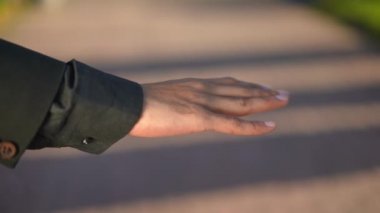 Açık havada tanınmayan iki Orta Doğulu adamı yavaş çekimde yakın çekimde ele alalım. Kendine güvenen genç arkadaşlar şehir sokaklarında el ele tutuşuyorlar. Arkadaşlık ve destek kavramı