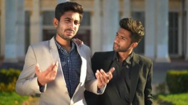 İflas etmiş Orta Doğulu bir işadamının portresi omuz destekleyen bir arkadaş olarak şikayet ediyor. Takım elbiseli, üzgün, zarif bir adam. Şehir caddesinde arkadaşıyla sorunları paylaşıyor.