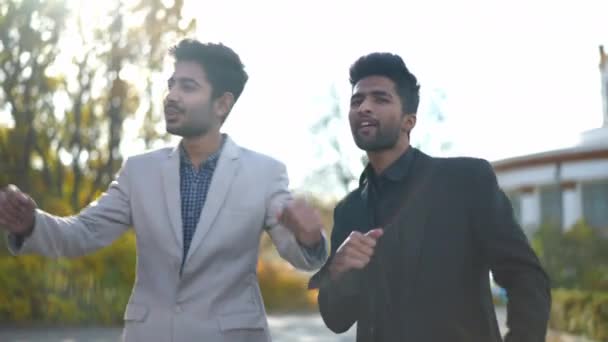 Два Весёлых Молодых Человека Ближнего Востока Танцуют Лучах Солнца Городской — стоковое видео