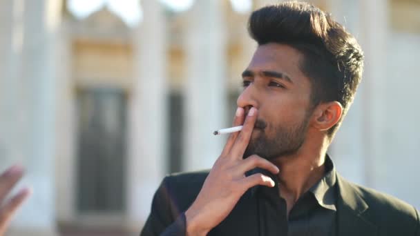 Zblízka Portrét Usmívajícího Mladého Muže Středního Východu Který Kouří Jak — Stock video