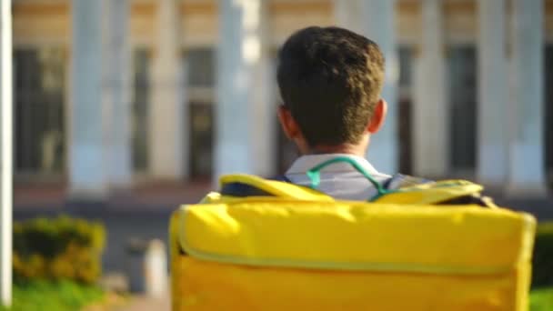 Tillbaka Visa Ung Man Med Mat Leverans Väska Promenader Till — Stockvideo