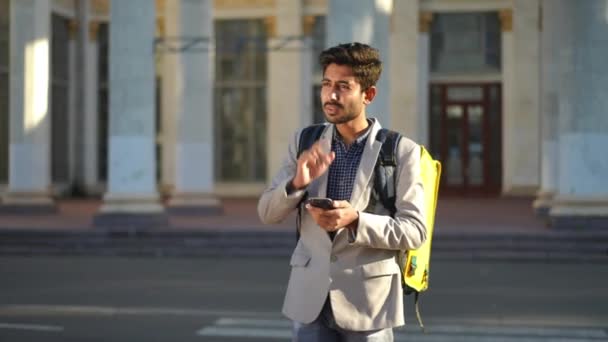 Porträtt Koncentrerad Mellanösternkurir Med Hjälp Smartphone App Söka Adress Urban — Stockvideo