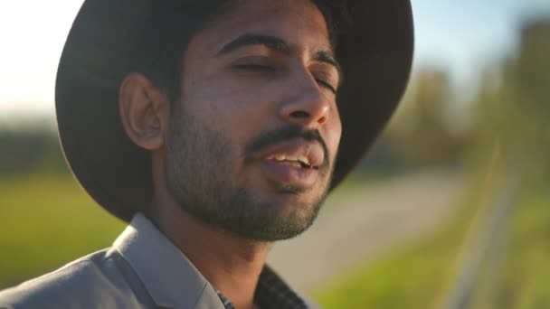 가까이 영감을 재능있는 남자가 양지바른 공원에서 노래를 부른다 중동의 음악가 — 비디오