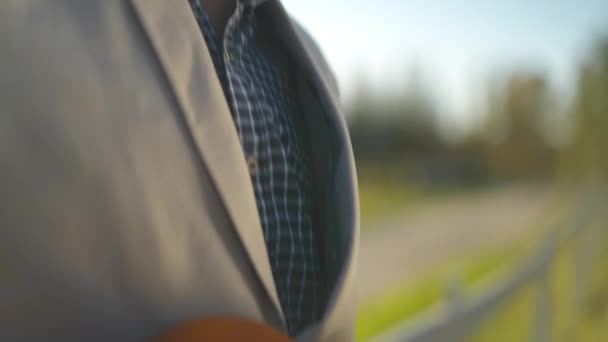 Canlı Kamera Ukulele Çalan Erkek Elinden Yavaş Çekimde Şarkı Söyleyen — Stok video