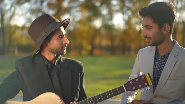 Positieve Getalenteerde Muzikanten Uit Het Midden Oosten Poseren Bij Zonsondergang — Stockvideo