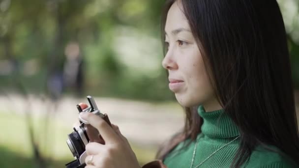 Boční Pohled Zblízka Kuriozit Asijské Ženy Fotografování Přírody Kameře Úsměvem — Stock video