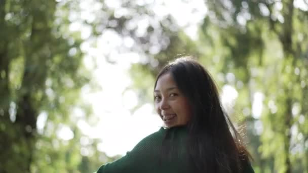 Великолепная Азиатка Вращающаяся Солнечных Лучах Улыбается Глядя Камеру Бросающую Волосы — стоковое видео