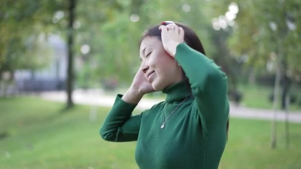 Mujer Joven Asiática Feliz Escuchando Música Auriculares Bailando Cámara Lenta — Vídeos de Stock