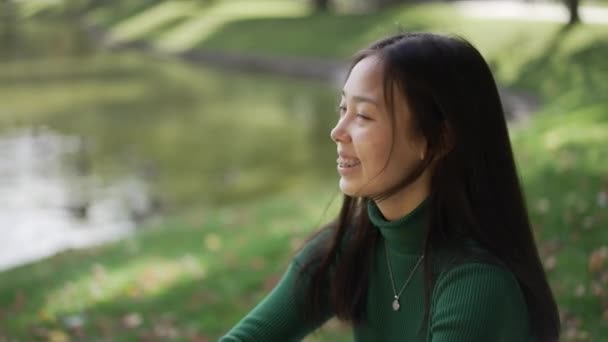 Sisi Tampilan Potret Wanita Asia Tertawa Gembira Melihat Pergi Duduk — Stok Video