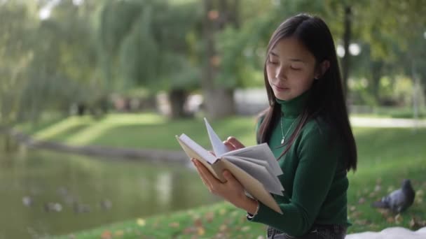 Wanita Muda Tersenyum Cerdas Membalik Halaman Membaca Buku Taman Musim — Stok Video