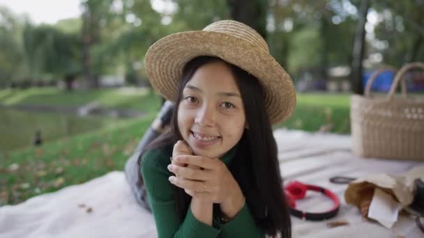 Retrato Alegre Mujer Asiática Relajada Mirando Cámara Sonriendo Acostada Sobre — Vídeo de stock