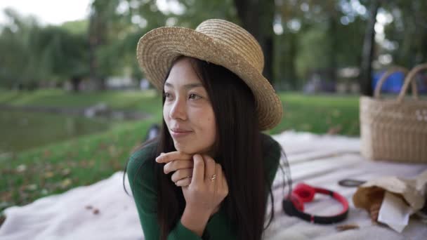Portret Van Tevreden Slanke Jonge Vrouw Liggend Picknickdeken Rondkijkend Met — Stockvideo