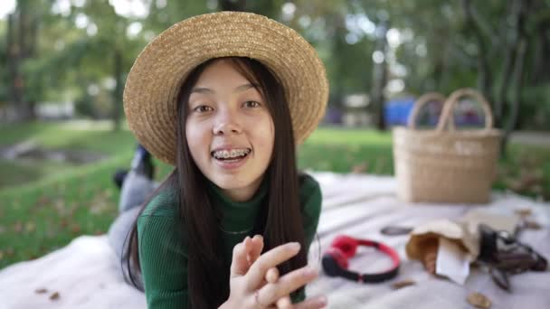 Retrato Una Encantadora Mujer Asiática Hablando Mirando Cámara Apuntando Sonriente — Vídeos de Stock