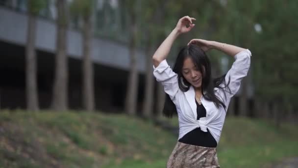 Mulher Alegre Dançando Girando Câmera Lenta Olhando Para Câmera Desfrutando — Vídeo de Stock