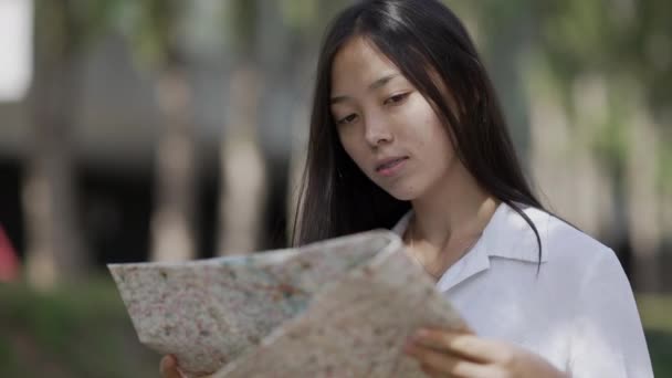 Joven Mujer Asiática Feliz Con Mapa Papel Pie Callejón Del — Vídeos de Stock