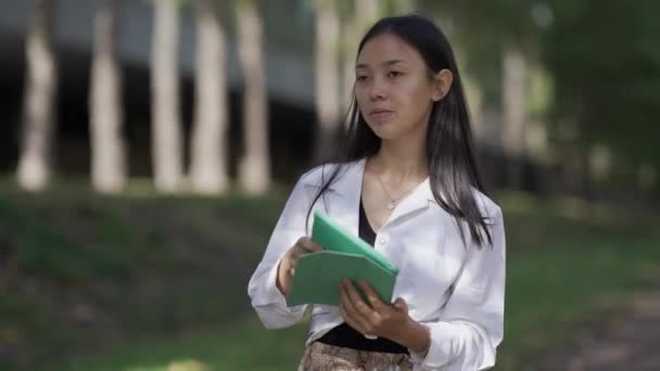Σίγουρη Κομψή Ασιατική Γυναίκα Κλείσιμο Ψηφιακή Tablet Στέκεται Στο Πάρκο — Αρχείο Βίντεο