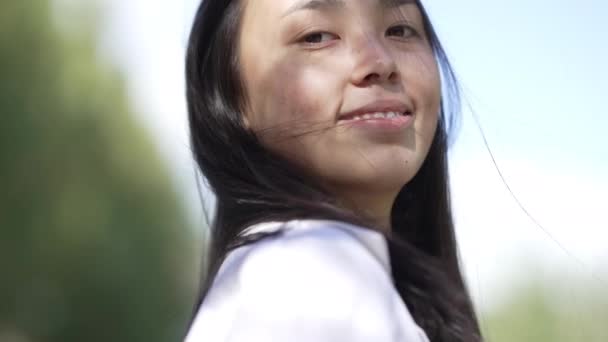Close Jovem Mulher Piscando Posando Livre Dia Ensolarado Retrato Headshot — Vídeo de Stock