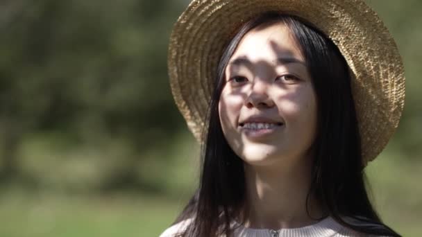 Cara Cerca Encantadora Joven Asiática Con Frenos Dientes Sombrero Paja — Vídeo de stock