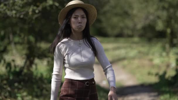 Vreugdevolle Aziatische Vrouw Grimmig Lopen Achteruit Slow Motion Zon Portret — Stockvideo