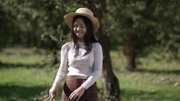 Mujer Delgada Alegre Con Cesta Paja Girando Sol Aire Libre — Vídeo de stock