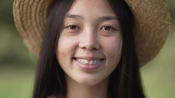 Πρόσωπο Θετική Αυτοπεποίθηση Γυναίκα Σιδεράκια Στα Δόντια Ψάθινο Καπέλο Κοιτάζοντας — Αρχείο Βίντεο