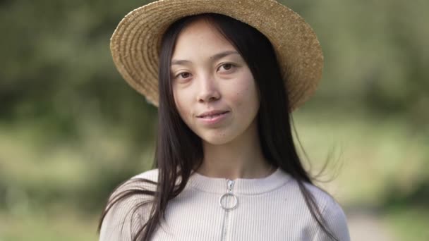 Πορτρέτο Της Νεαρής Γοητευτικής Χιλιετηρίδας Γυναίκα Ψάθινο Καπέλο Ποζάροντας Αργή — Αρχείο Βίντεο