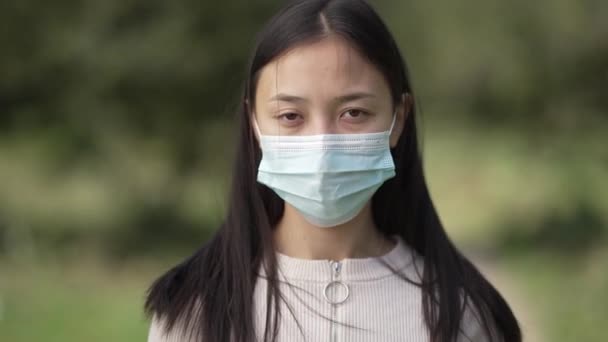 Ingrandisci Alla Donna Asiatica Sicura Che Toglie Maschera Facciale Covid — Video Stock