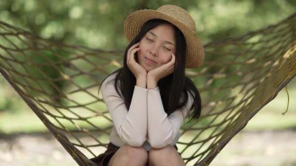 Портрет Худой Счастливой Женщины Сидящей Гамаке Смотрящей Камеру Вид Тысячелетнюю — стоковое видео