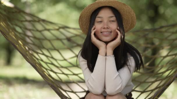 Panning Van Links Naar Rechts Aziatische Jonge Vrouw Glimlachend Hangmat — Stockvideo