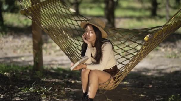 Ampla Tiro Jovem Mulher Asiática Sentado Rede Olhando Para Longe — Vídeo de Stock