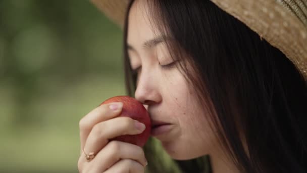 Oldalnézet Közelkép Ázsiai Szaga Harapás Egészséges Vitamin Alma Lassított Felvételen — Stock videók