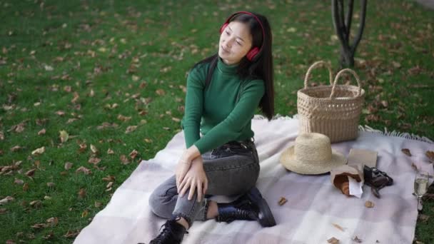 Amplio Retrato Una Mujer Feliz Sentada Picnic Parque Quitándose Los — Vídeo de stock