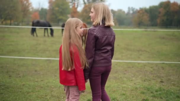 Urocze Białe Nastolatki Patrzące Kamerę Uśmiechnięte Padoku Wdzięcznymi Końmi Świeżym — Wideo stockowe