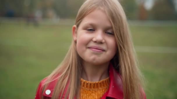 Retrato Cabeza Encantadora Chica Adolescente Sonriente Mirando Cámara Poniendo Pelo — Vídeos de Stock