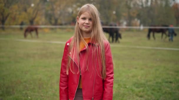 Увеличь Увеличь Счастливую Уверенную Себе Очаровательную Девушку Позирующую Конюшне Осеннем — стоковое видео