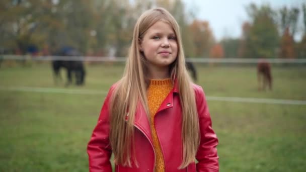 Linda Menina Adolescente Alegre Apontando Volta Para Cavalos Desfocados Girando — Vídeo de Stock