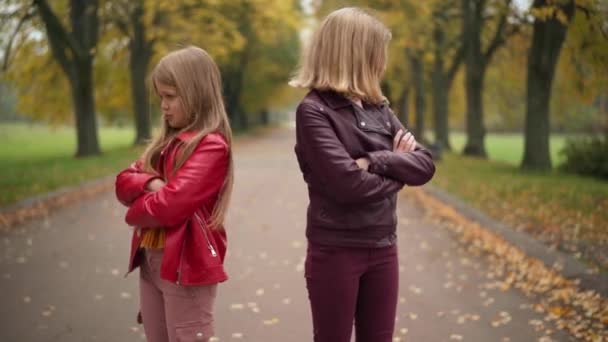 Sprzeczały Się Nastolatki Które Odwracały Się Siebie Stojąc Alejce Jesiennym — Wideo stockowe