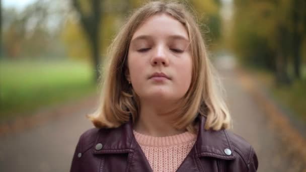 Närbild Deprimerad Frustrerad Tonåring Flicka Sätta Covid Ansiktsmask Tittar Kameran — Stockvideo