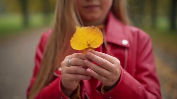 Großaufnahme Gelbes Blatt Den Händen Eines Nicht Erkennbaren Teenie Mädchens — Stockvideo