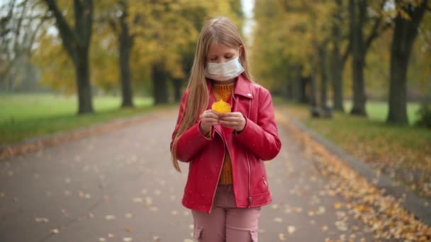 디온의 우울증에 골목에 나뭇잎을 가지고 구름낀 야외에서 불만을 청소년의 — 비디오